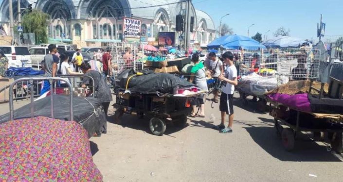 В Бишкеке на Ошском рынке продолжают ликвидировать точки стихийной торговли