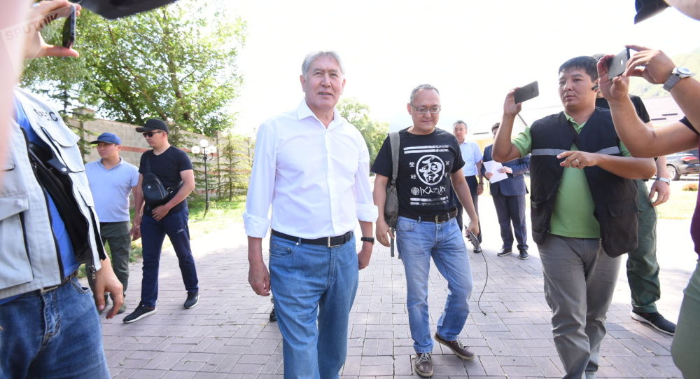 Атамбаев заявил, что собирается лететь в Россию на следующей неделе. Видео
