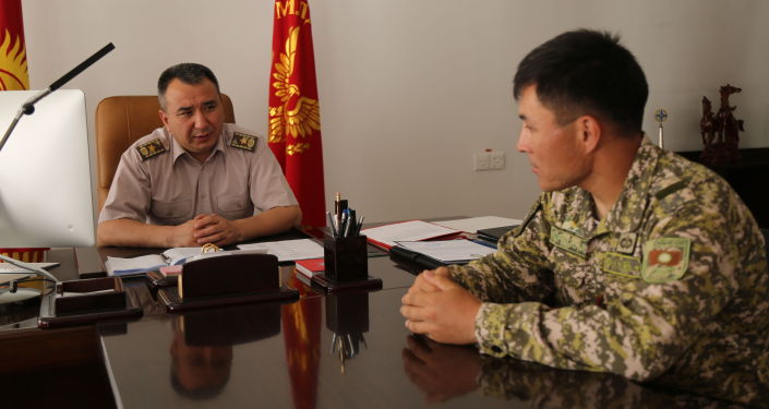Начальник Генерального штаба Вооруженных сил КР генерал-майор Райимберди Дуйшенбиев наградил гвардейца, который пробежал вокруг озера Иссык-Куль за двое суток