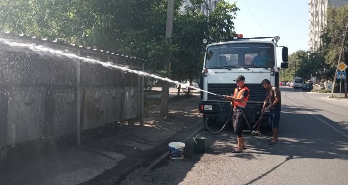 Сотрудники муниципального предприятия Тазалык проводят дезинфекцию и мойку мусорных контейнеров в Бишкеке