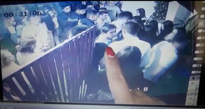 Незадолго до ДТП на Иссык-Куле сын депутата Жогорку Кенеша Алиярбека Абжалиева с друзьями сидел в кафе. Об этом свидетельствуют записи с камеры видеонаблюдения в кафе.