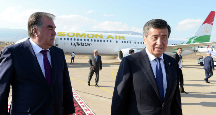 Президент Республики Таджикистан Эмомали Рахмон прибыл в Кыргызстан с рабочим визитом в международном аэропорту “Иссык-Куль” в Иссык-Кульской области
