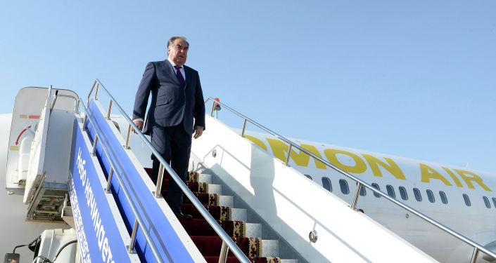 Президент Республики Таджикистан Эмомали Рахмон прибыл в Кыргызстан с рабочим визитом в международном аэропорту “Иссык-Куль” в Иссык-Кульской области