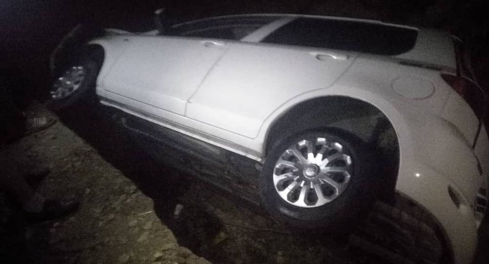 Авто упало в яму на дороге под Бишкеком — фото, видео
