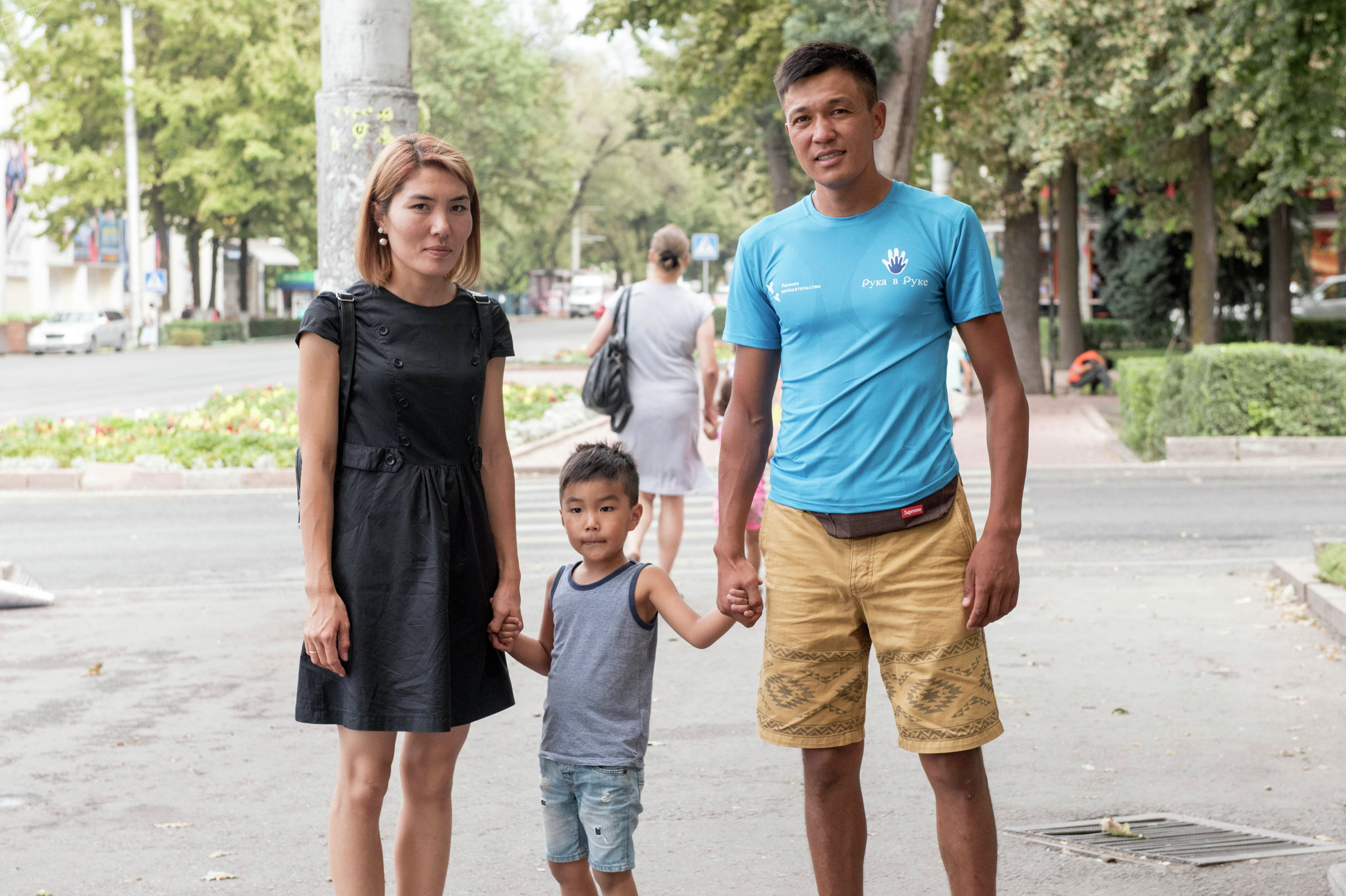 Кыргызстанец Мирлан Ишенов с супругой Касиет Унжурбаевой и с сыном страдающим аутизмом