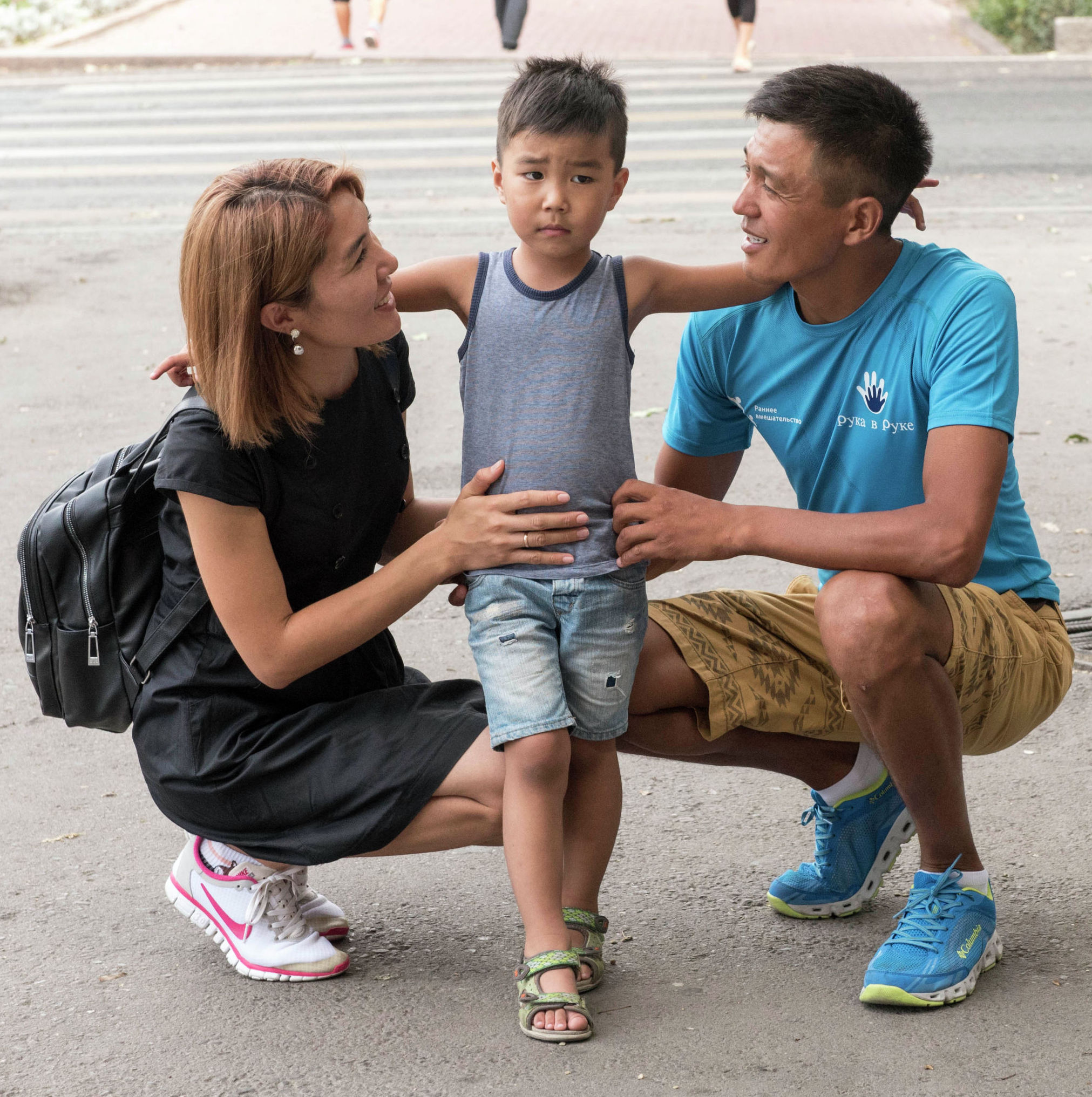 Кыргызстанец Мирлан Ишенов с супругой Касиет Унжурбаевой и с сыном страдающим аутизмом