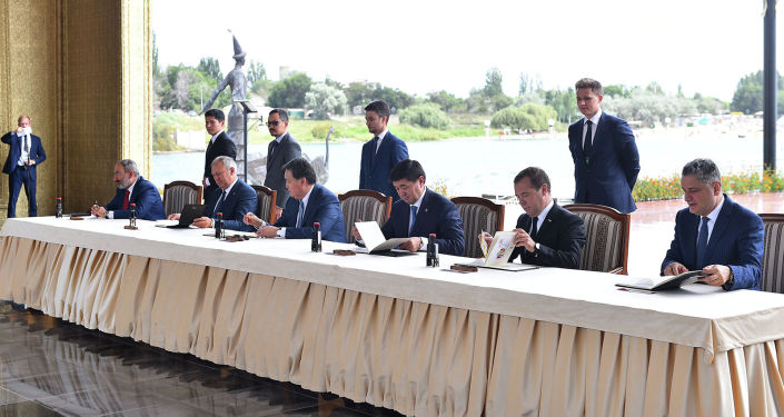 Премьер-министры стран ЕАЭС во время подписания документов в рамках заседания Евразийского межправительственного совета в Чолпон-Ате