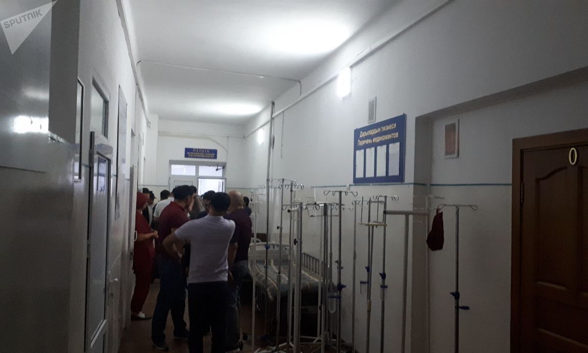 Люди у палаты Национального госпиталя, куда госпитализировали бывшего премьер-министра КР Сапара Исакова