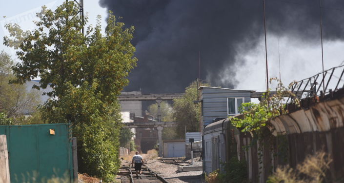 На месте крупного пожара на складе бытовой техники в западной части Бишкека