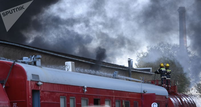 Сотрудники МЧС во время тушения крупного пожара на складе бытовой техники в западной части Бишкека