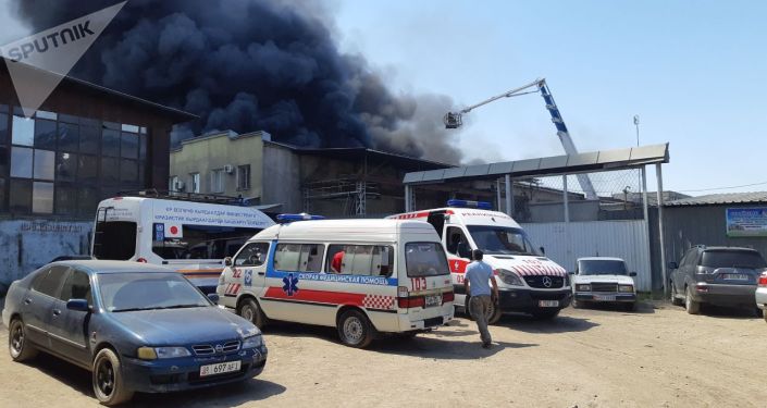 Сотрудники МЧС во время тушения крупного пожара на складе бытовой техники в западной части Бишкека
