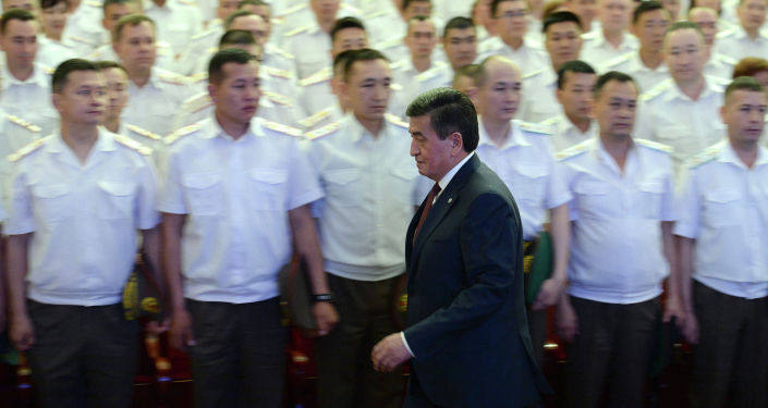 Президент Сооронбай Жээнбеков поздравил военнослужащих с днем Вооруженных Сил республики