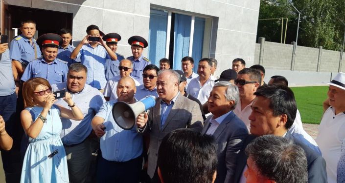Бывшего депутата Омурбека Текебаева и экс-посла Дуйшенкула Чотонова отпустили из зала Первомайского районного суда. 29 августа 2019 года