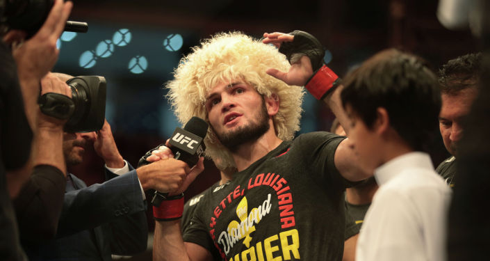 Российский боец ​​UFC Хабиб Нурмагомедов во время боя с бойцом UFC Дастином Пуарье в полулегком весе на UFC 242 в Абу-Даби. Объединенные Арабские Эмираты, 7 сентября 2019 года.