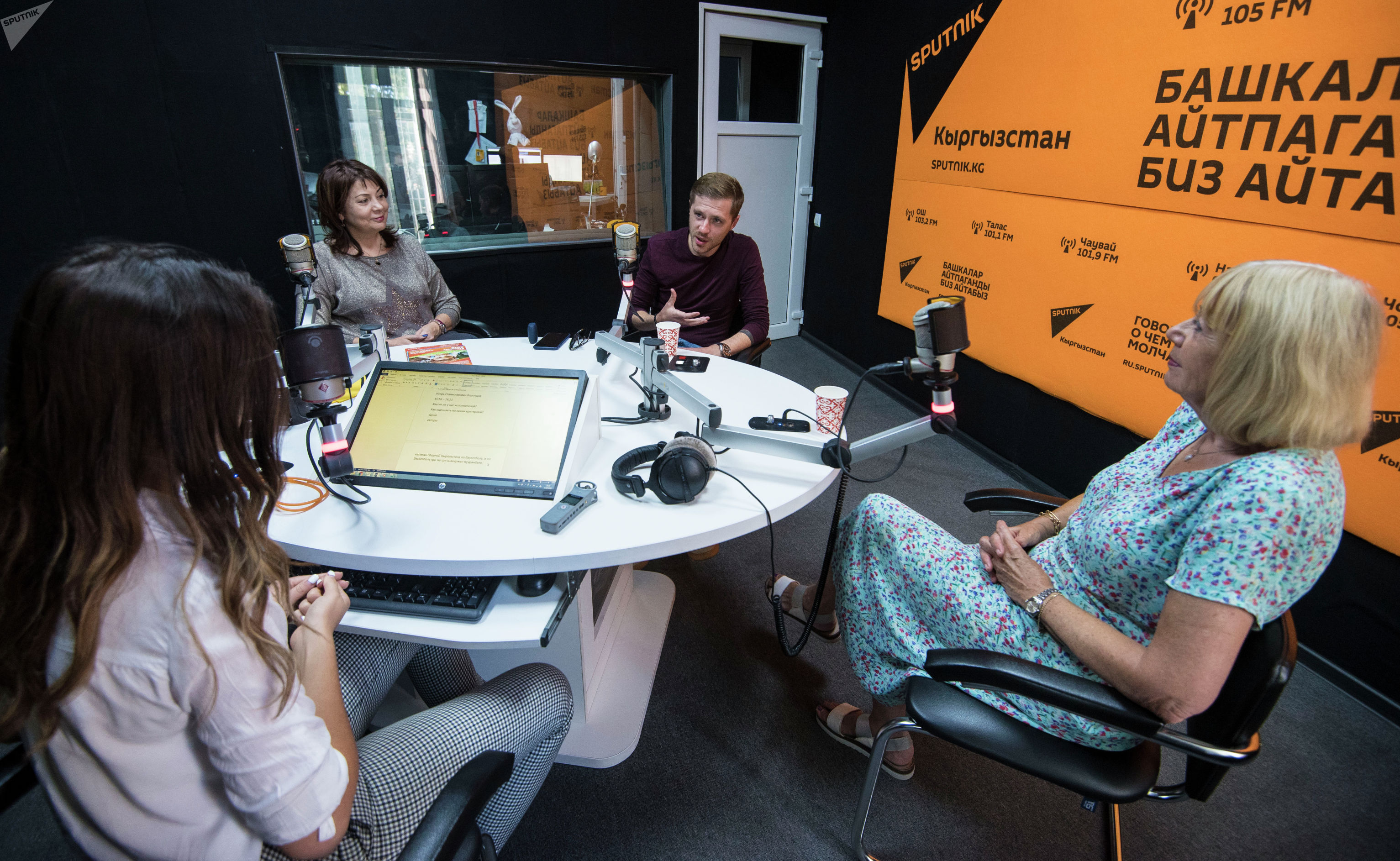 Британка Джейн Молбрайт (справа) и бишкечанин Конев Руслан во время интервью на радиостудии Sputnik Кыргызстан