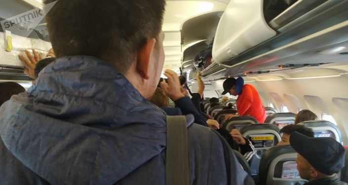 Пассажиры рейса авиакомпании Avia Traffic Санкт-Петербург — Бишкек, которого задержали на 16 часов