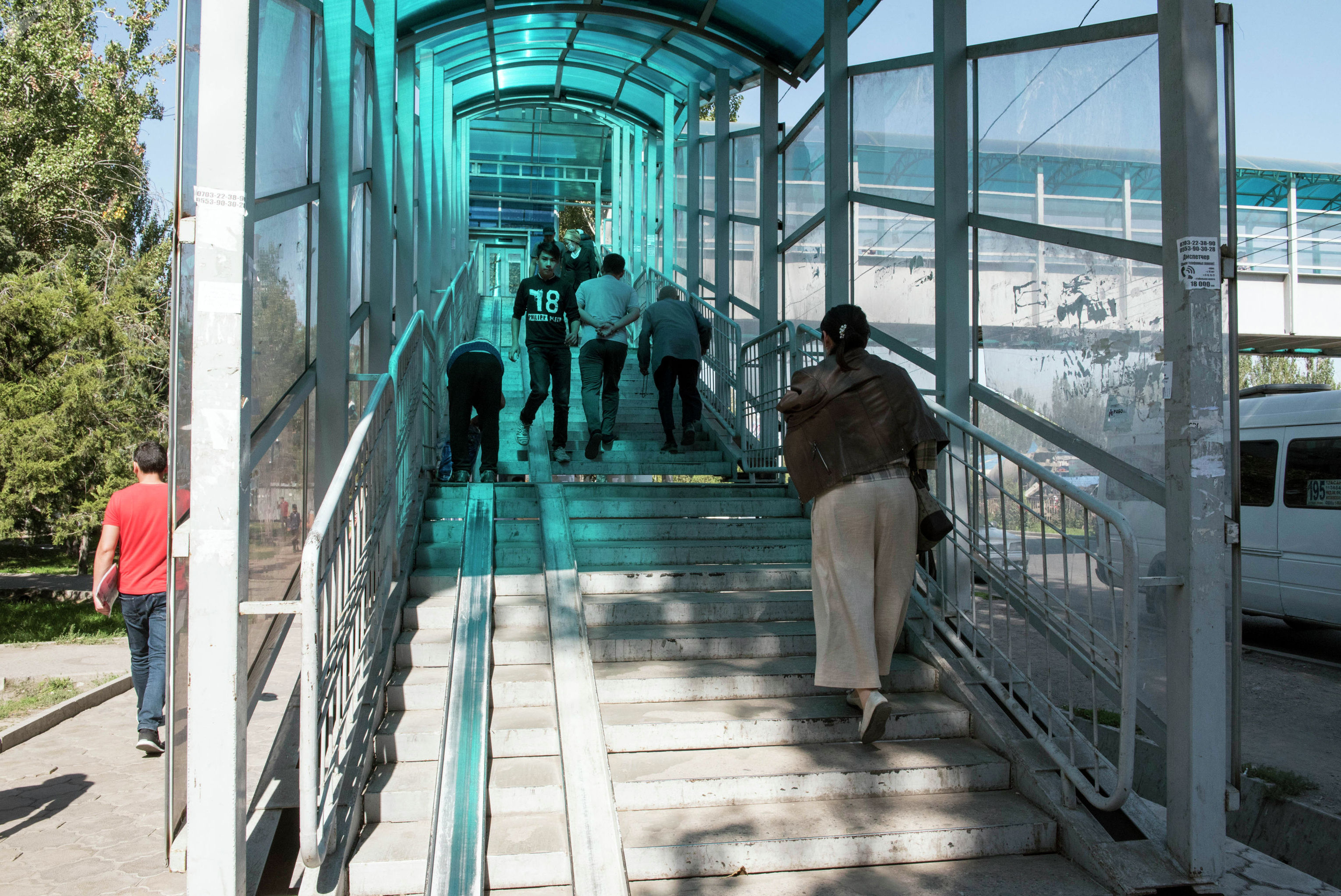 ЛОВЗ у неработающего лифта в надземном переходе в Бишкеке