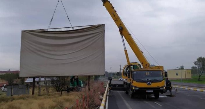 Сотрудники мэрии Бишкека демонтировали самовольно установленный экран автокинотеатра, где показывали эротический фильм