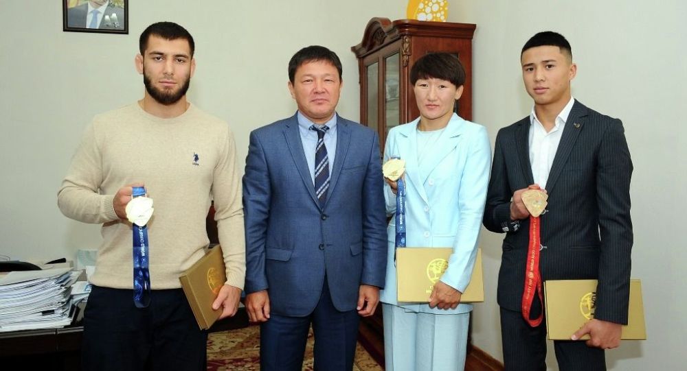 Спорт агенттигинин жетекчиси Тыныбекова менен Муртазалиевди кабыл алды. Сүрөт