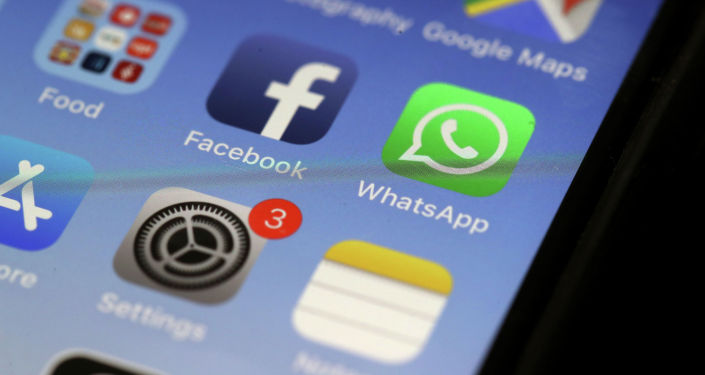Иконка мессенджера WhatsApp и социальной сети Facebook на экране смартфона. Архивное фото