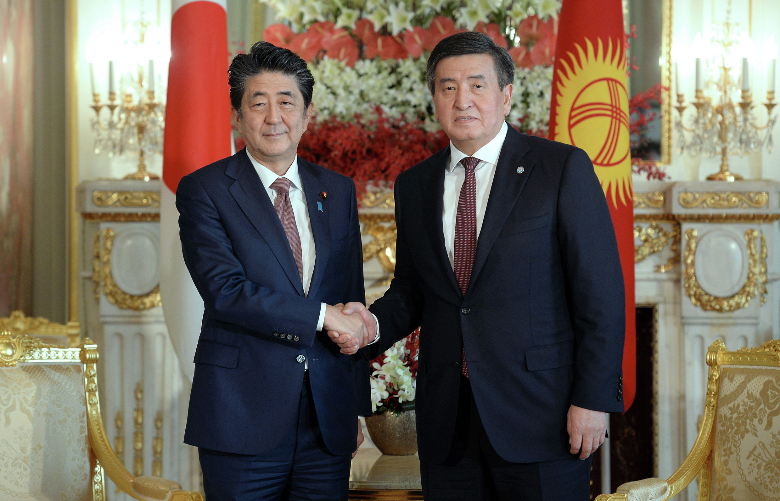 Президент КР Сооронбай Жээнбеков  в рамках рабочей поездки в Японию встретился с премьер-министром страны Синдзой Абэ