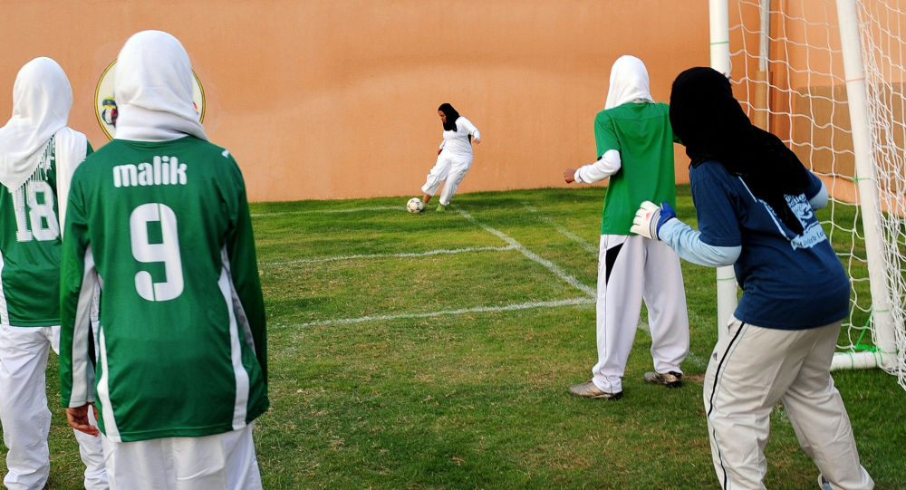 Хиджабы шыпырылган футболчу кызды атаандаштар калкалап калды. Видео