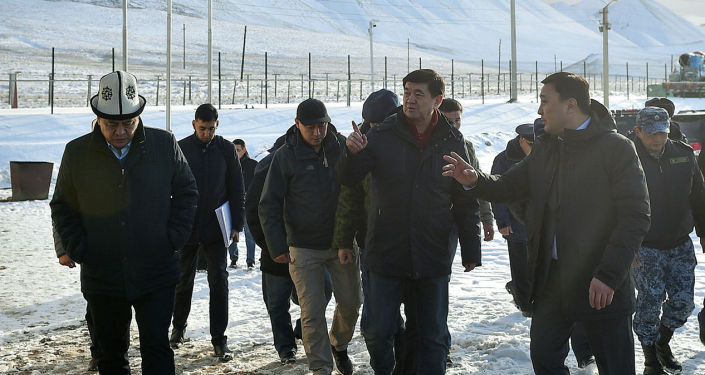 Премьер-министр КР Мухаммедкалый Абылгазиев во время ознакомления с работой пункта пропуска Торугарт, расположенного в Нарынской области