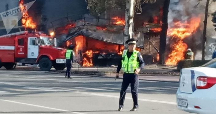 В центре Бишкека на пересечении проспектов Чуй и Эркиндик произошли три взрыва на месте пожара — горит точка фастфуда Антошка на пересечении проспекта Эркиндик и улицы Киевской