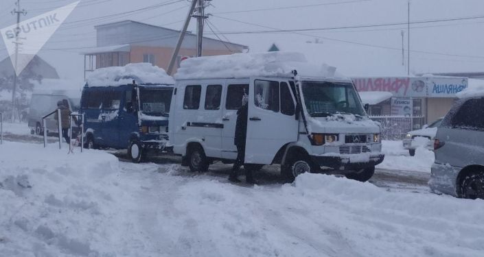 Последствия обильного снегопада в городе Каракол с 10 по 11 ноября