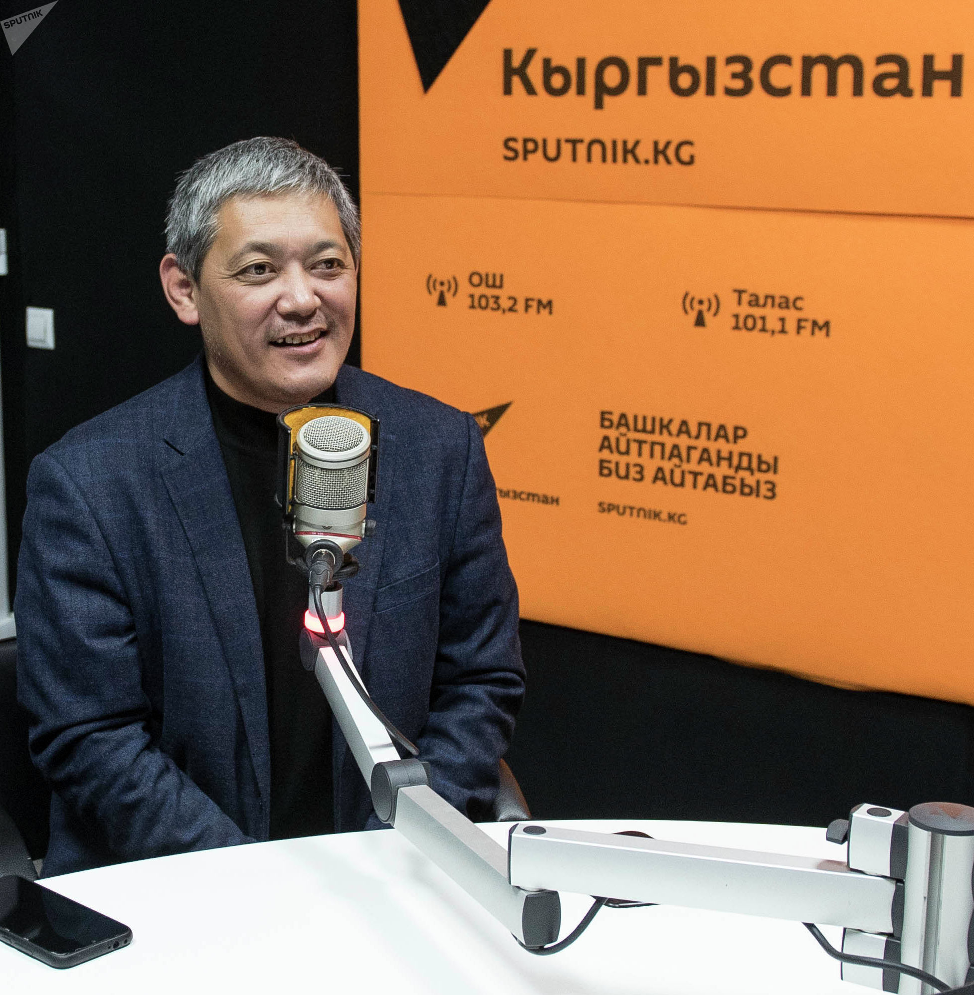 Торага организации Кыргызского общества слепых и глухих Бахтияр Мамбетказиев во время беседы на радио