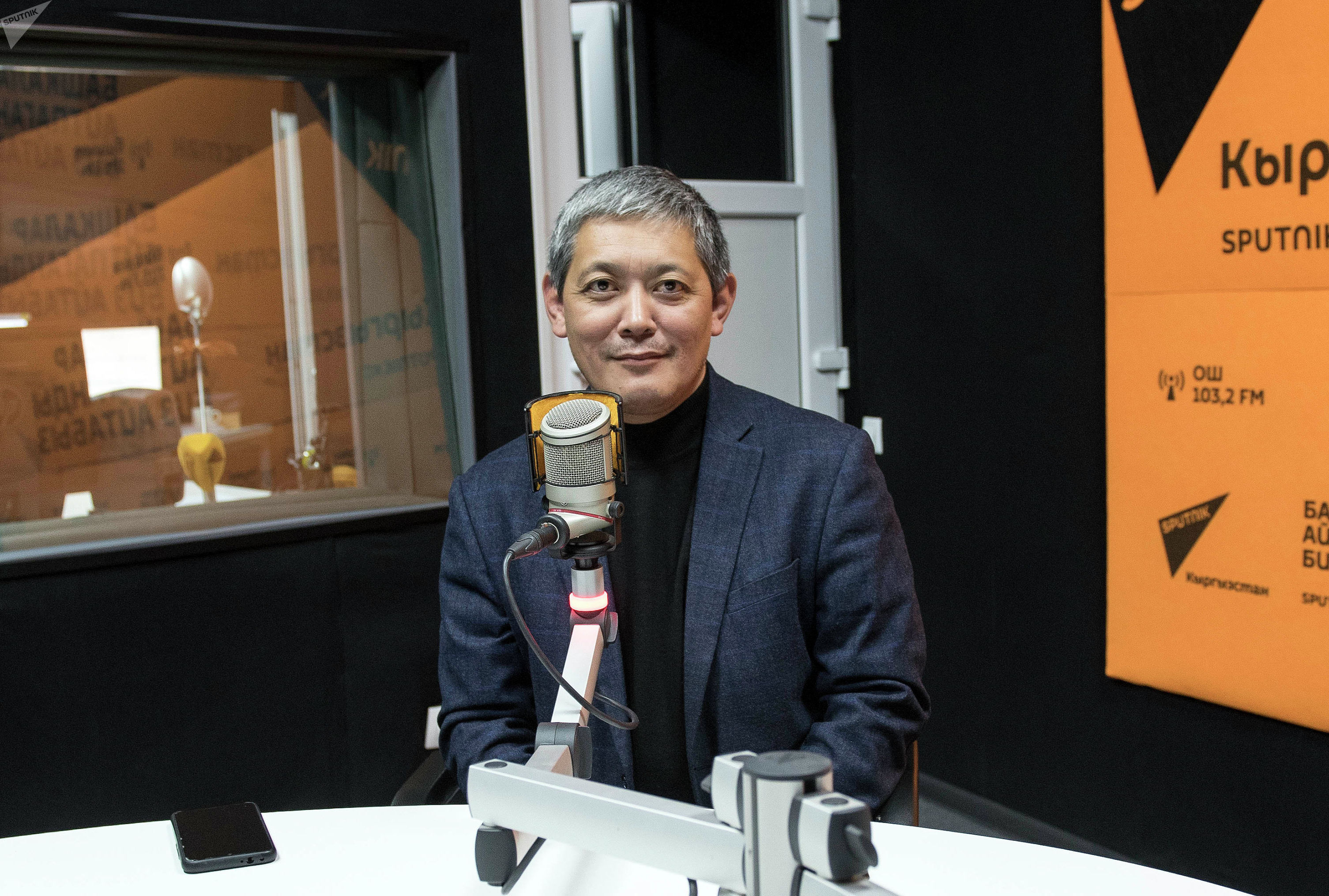 Торага организации Кыргызского общества слепых и глухих Бахтияр Мамбетказиев во время беседы на радио