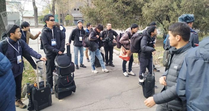 Журналисты из Японии около стадиона Омурзакова в Бишкеке, где начнется футбольный матч между сборными Кыргызстана и Японии в Бишкеке