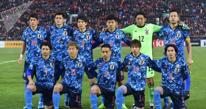 Футболисты сборной Японии во время матча между сборными Кыргызстана и Японии на стадионе Омурзакова в Бишкеке