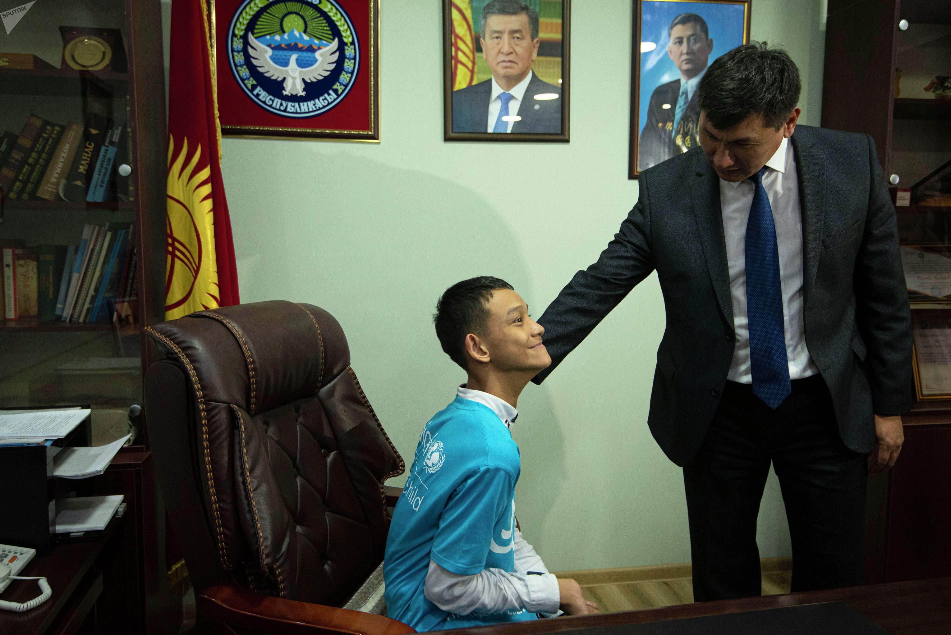 Пятнадцатилетний Тилеген Рахатбеков и министр труда и социального развития Улукбек Кочкоров в кабинете чиновника