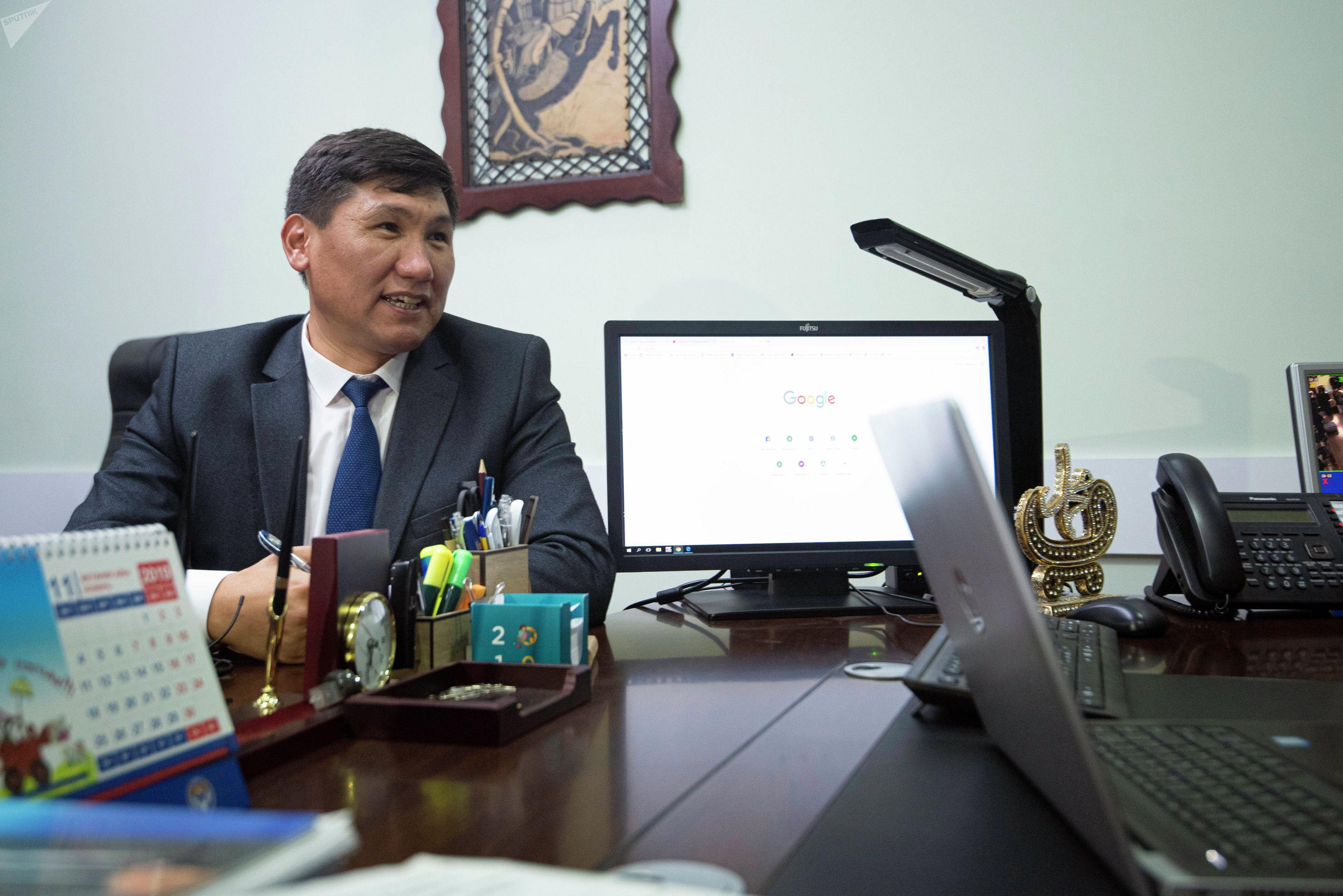 Министр труда и социального развития Улукбек Кочкоров в своем кабинете в роли подчиненного