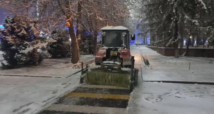 Сотрудники муниципального предприятия Тазалык во время уборки снега в Бишкеке