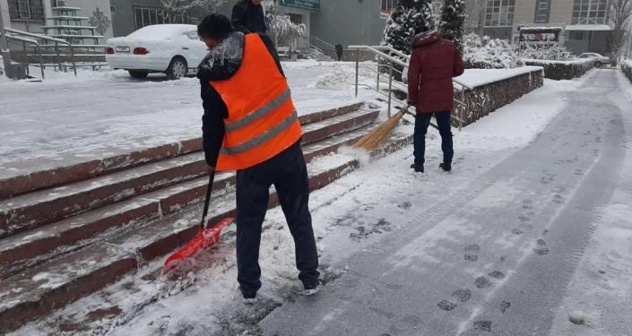 Сотрудники муниципального предприятия Тазалык во время уборки снега в Бишкеке