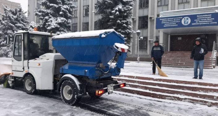 Сотрудники муниципального предприятия Тазалык во время уборки снега в Бишкеке