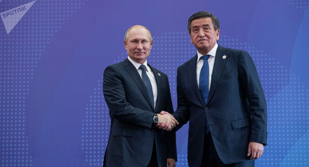 Президент Кыргызстана Сооронбай Жээнбеков встречает главу России Владимира Путина в госрезиденции Ала-Арча перед началом заседания Совета коллективной безопасности ОДКБ в Бишкеке