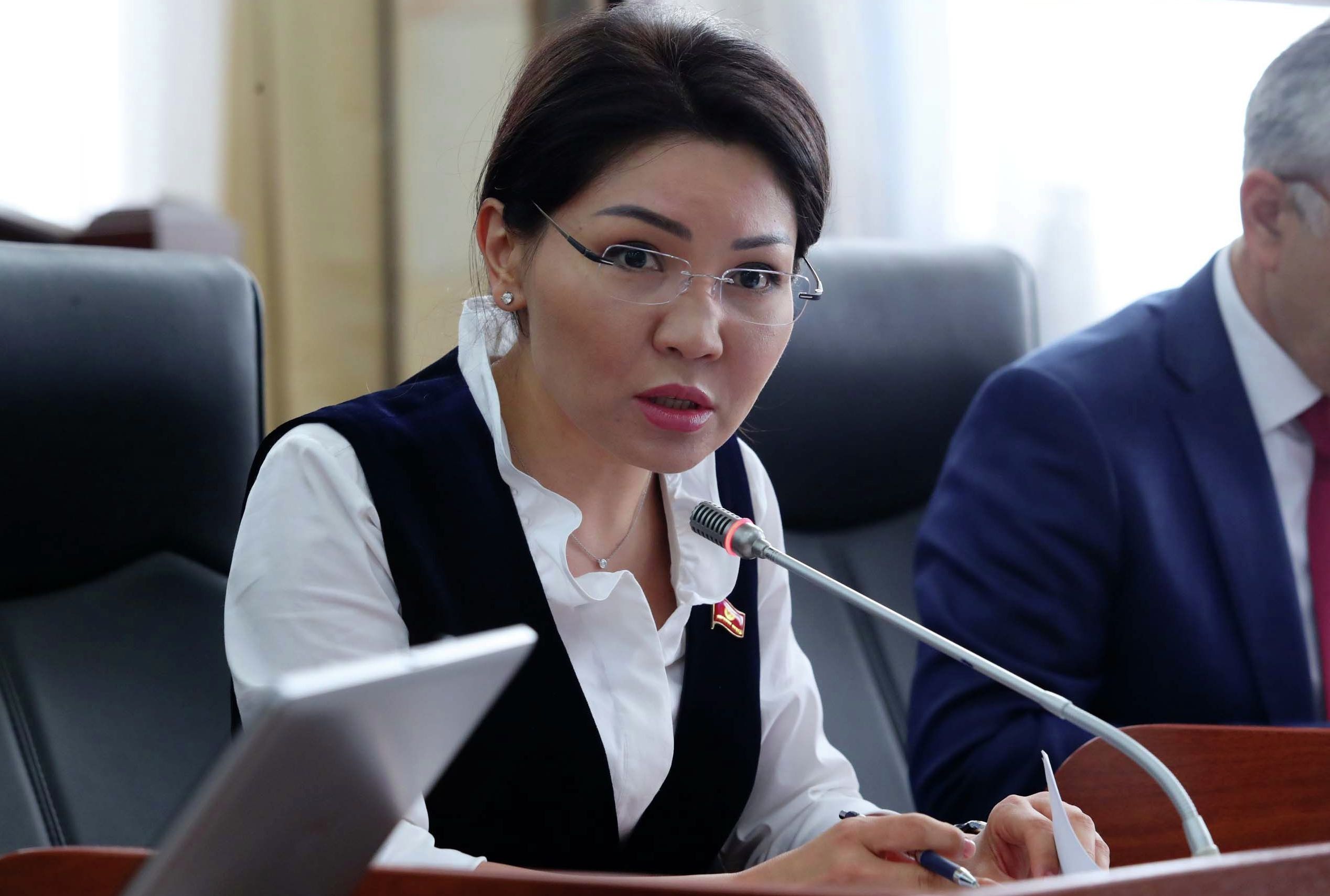  Депутат Жогорку Кенеша от фракции СДПК Эльвира Сурабалдиева на заседании