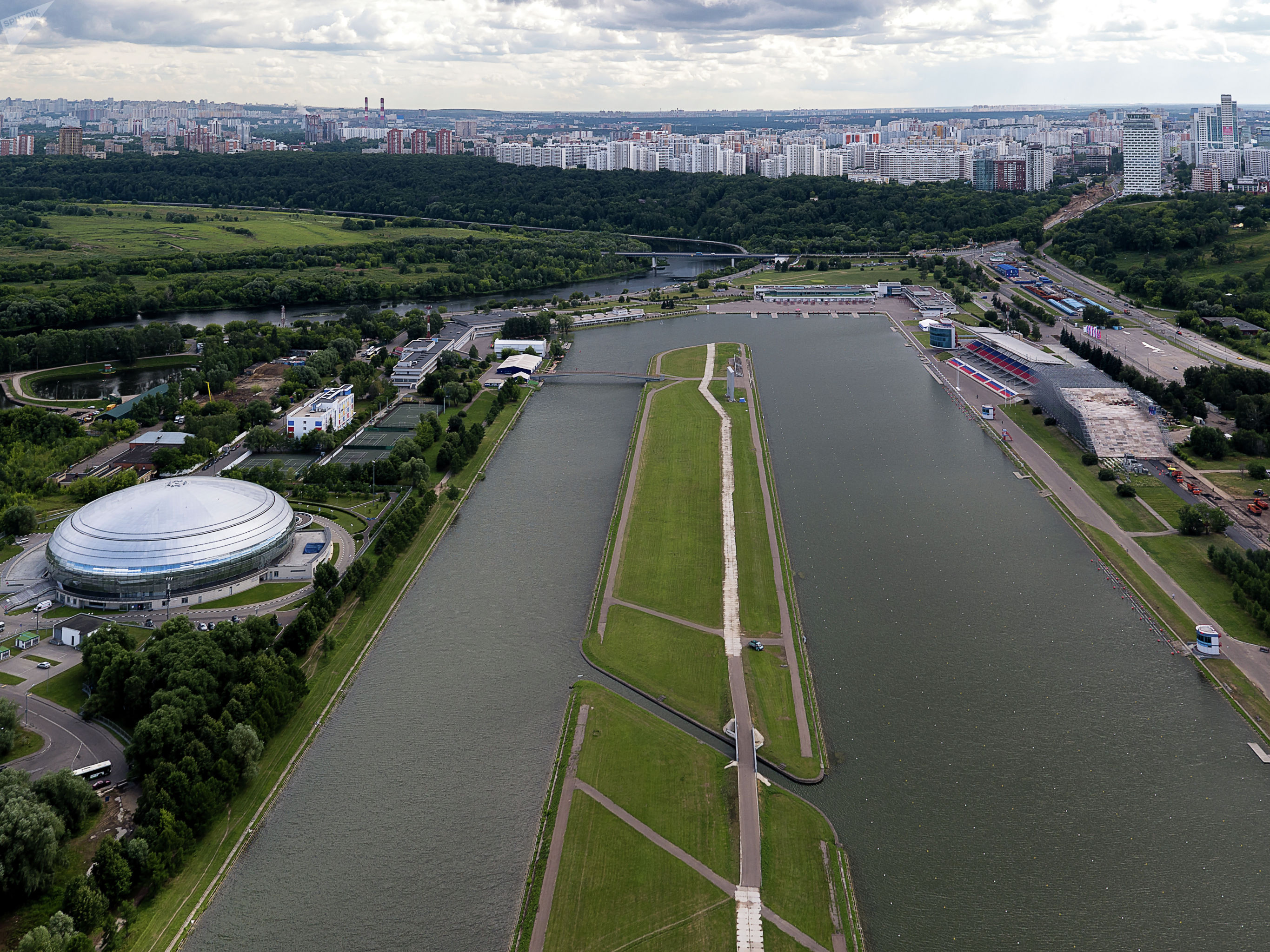 Стадион крылатское. Парк Крылатские холмы гребной канал. Гребной канал Крылатское. Гребной канал в Москве Крылатское. Гребной канал Крылатское мост.