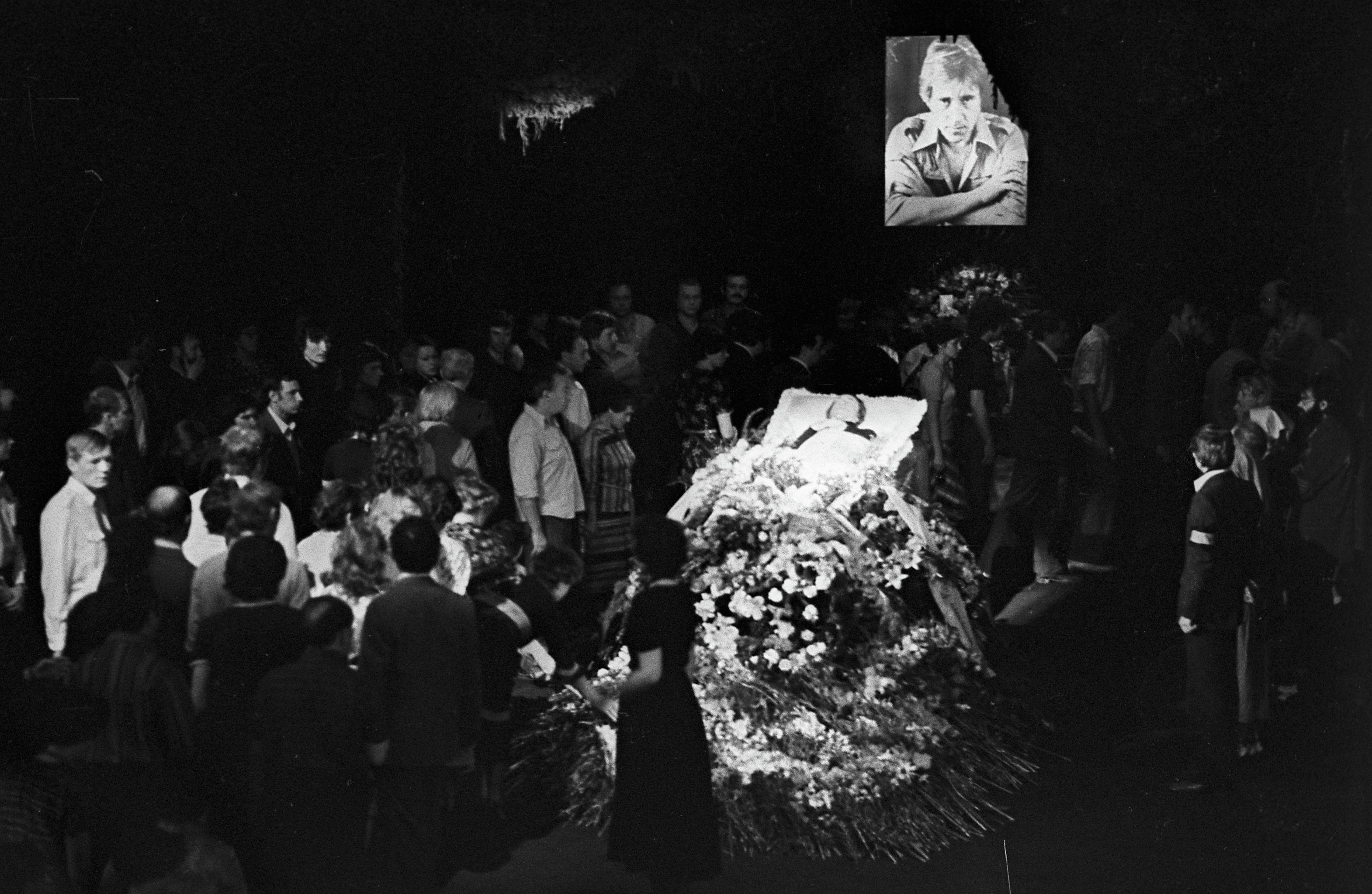 прощание с высоцким на таганке. 28 июля 1980 года похороны высоцкого. похороны владимира высоцкого на ваганьковском кладбище 1980. похороны владимира высоцкого на ваганьковском кладбище 1980. похороны володи высоцкого 28 июля 1980.