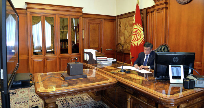 Экс-президент Кыргызской Республики Сооронбай Жээнбеков в своем кабинете. Архивное фото