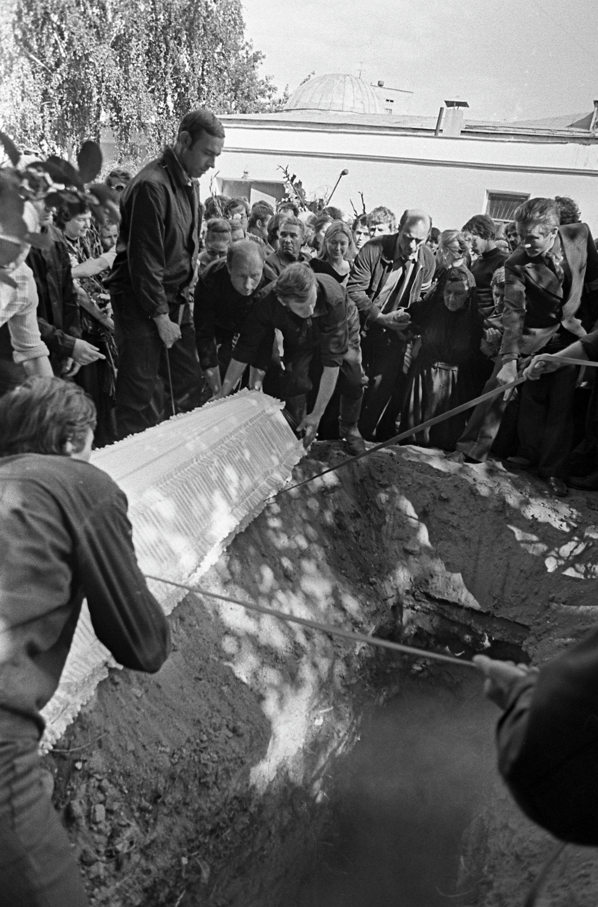 Похороны Владимира Высоцкого на Ваганьковском кладбище 1980