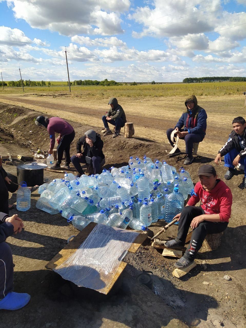Стихийный лагерь с кыргызстанцами на границе с Казахстаном в Бузулукском районе Оренбургской области