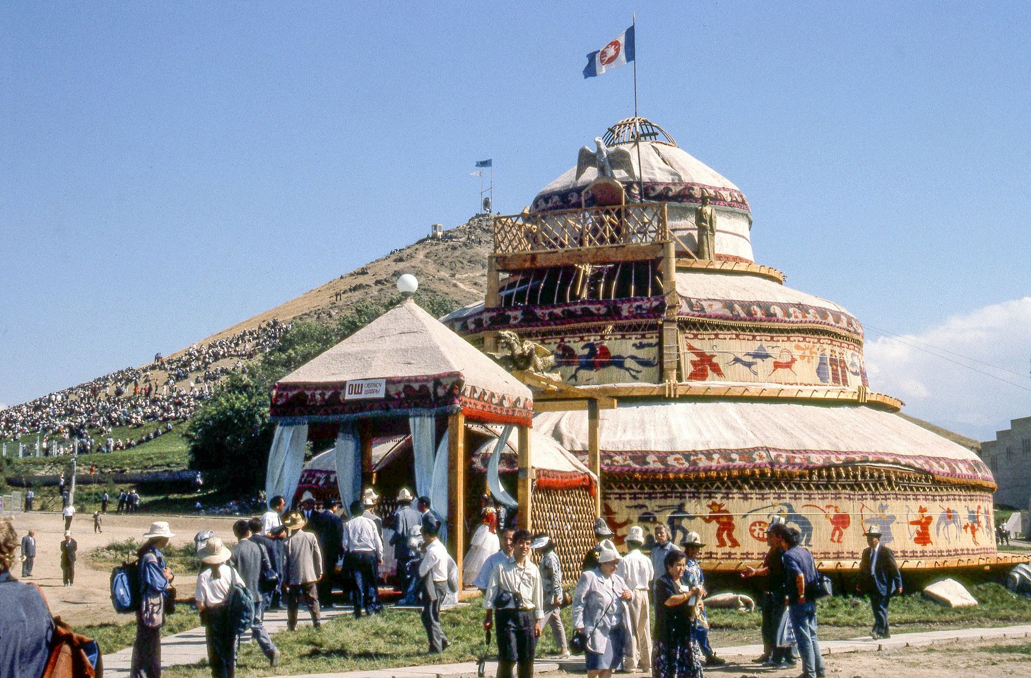 Трехэтажная юрта на праздновании 1000-летия эпоса Манас в Таласе. 1995 год