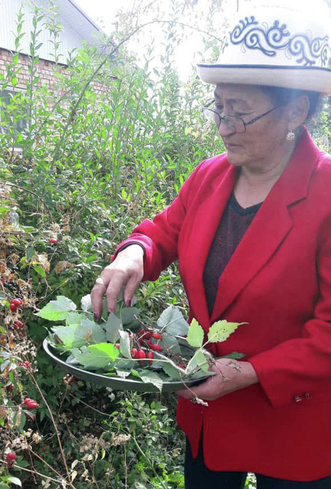 Биолог и знаток лекарственных трав Дамира Кампабекова показывает ягоды