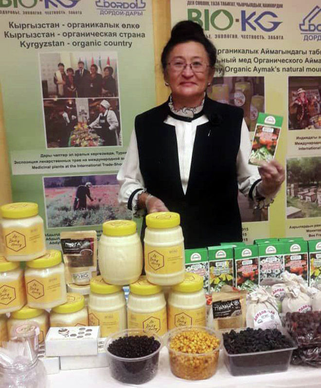 Биолог и знаток лекарственных трав Дамира Кампабекова на ярмарке
