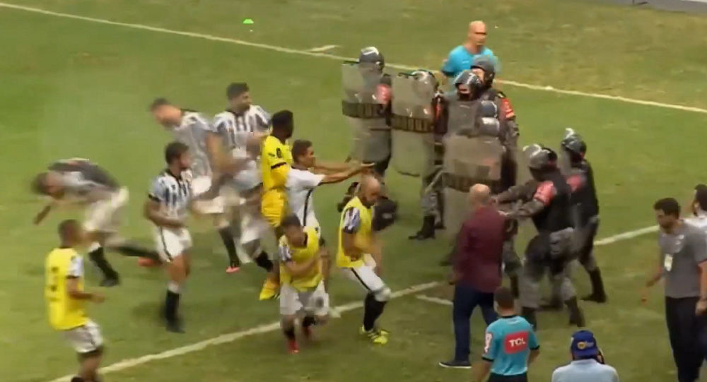 Спецназ разнял драку футболистов и судей в Бразилии, в ход пошли дубинки. Видео