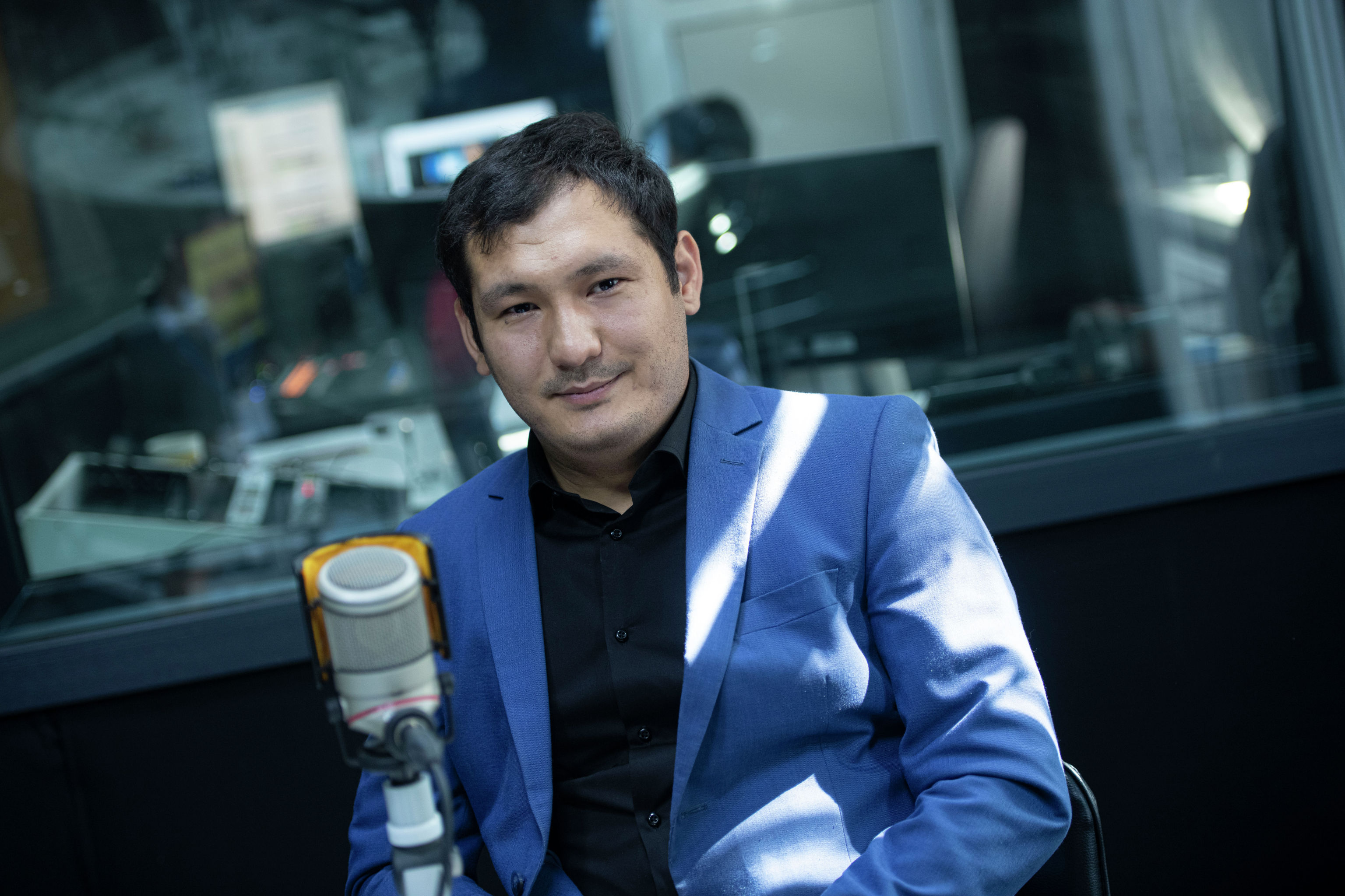 Председатель Ассоциации туризма КР Эрмек Мырзабеков на радио Sputnik Кыргызстан